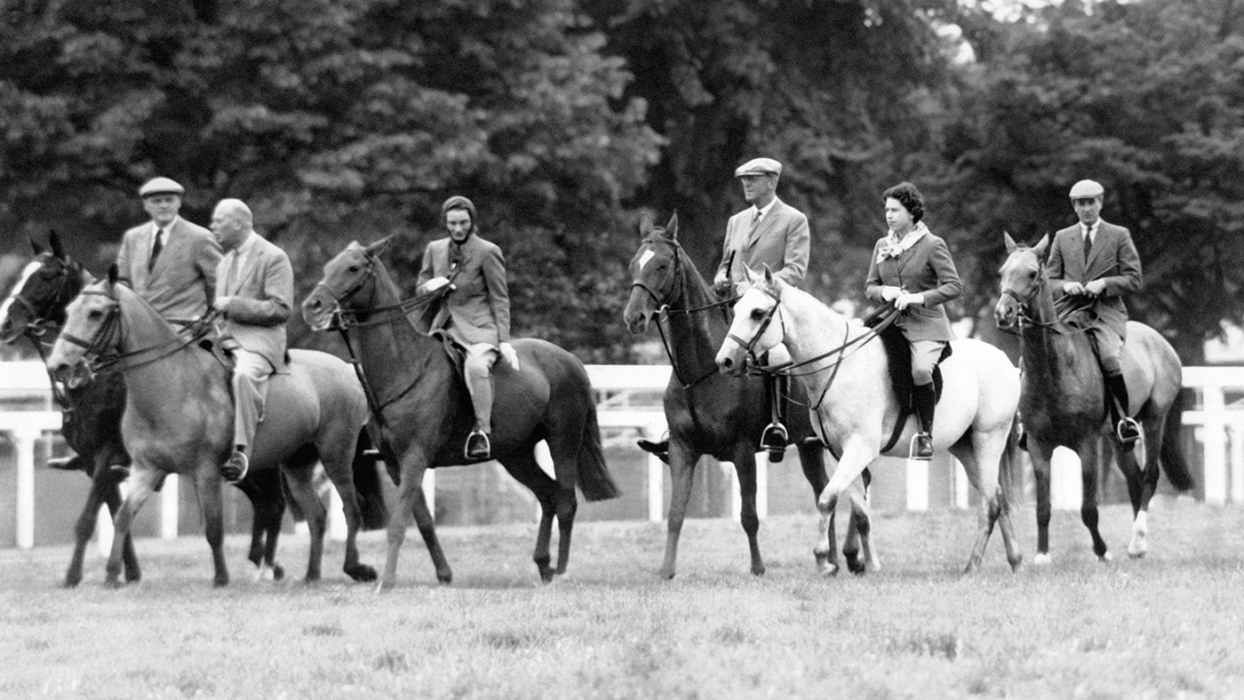ASCOT, ROYAUME-UNI - 16 JUIN: La Reine Elizabeth II, la Princesse Alexandra ainsi que d'aures membres de la famille royale &amp;Atilde;&amp;#131;&amp;Acirc; cheval sur le champ de course le 16 juin 1961 &amp;Atilde;&amp;#131;&amp;Acirc; Ascot, Royaume-Uni. (Photo by Keystone-FranceGamma-Rapho via Getty Images)