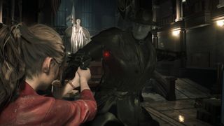 Claire Redfield retter våpenet mot Mr. X i spillet Resident Evil 2 Remake.