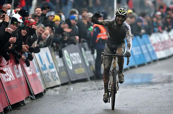 Stybar waves to the crowd.