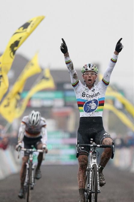 Sven Nys (Crelan-KDL) outsprinted Philipp Walsleben (BKCP-Powerplus) to win in Gavere for the ninth time in his career