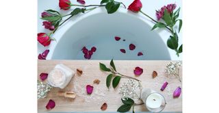 Romantic flower bath and DIY bath board with candles tos how a simple Valentine's day decoration
