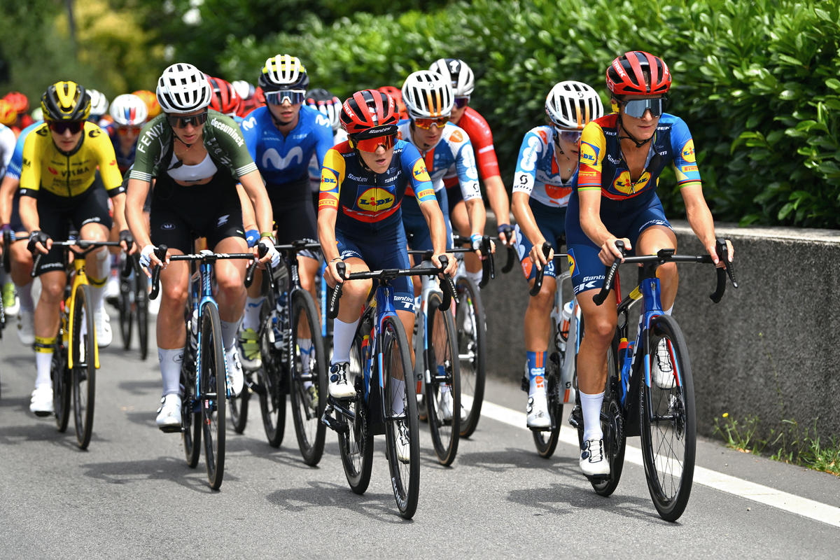 Lidl-Trek lead the peloton behind for Longo Borhgini