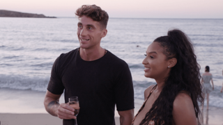 Giannis and Chantel on the beach in 90 Day: The Single Life season 4