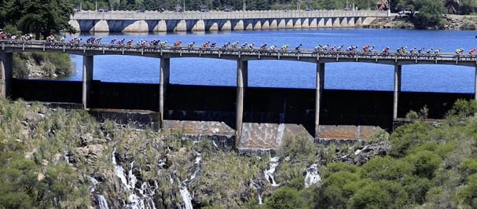 The peloton en route to the Tour de San Luis's first summit finish at Mirador del Potrero.
