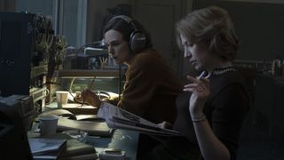 Lorretta og Jean lytter til en samtale i filmen Boston Strangler