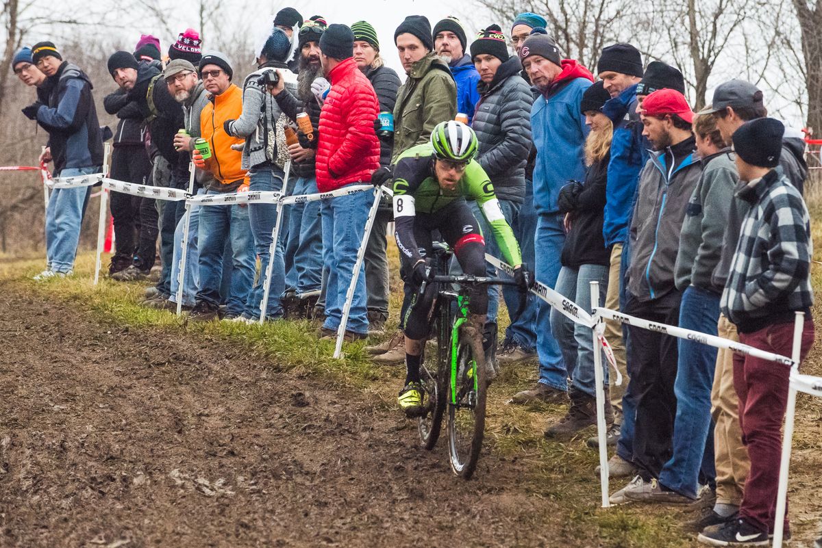 Stephan Hyde (Cannondale pb Cyclocrossworld) makes his way past the spectators
