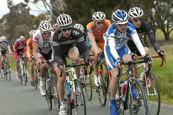 The leading bunch was holding on to a slender margin over the peloton with thirteen kilometres to the finish.