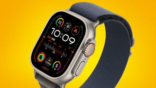 Une Apple Watch Ultra 2 sur fond orange