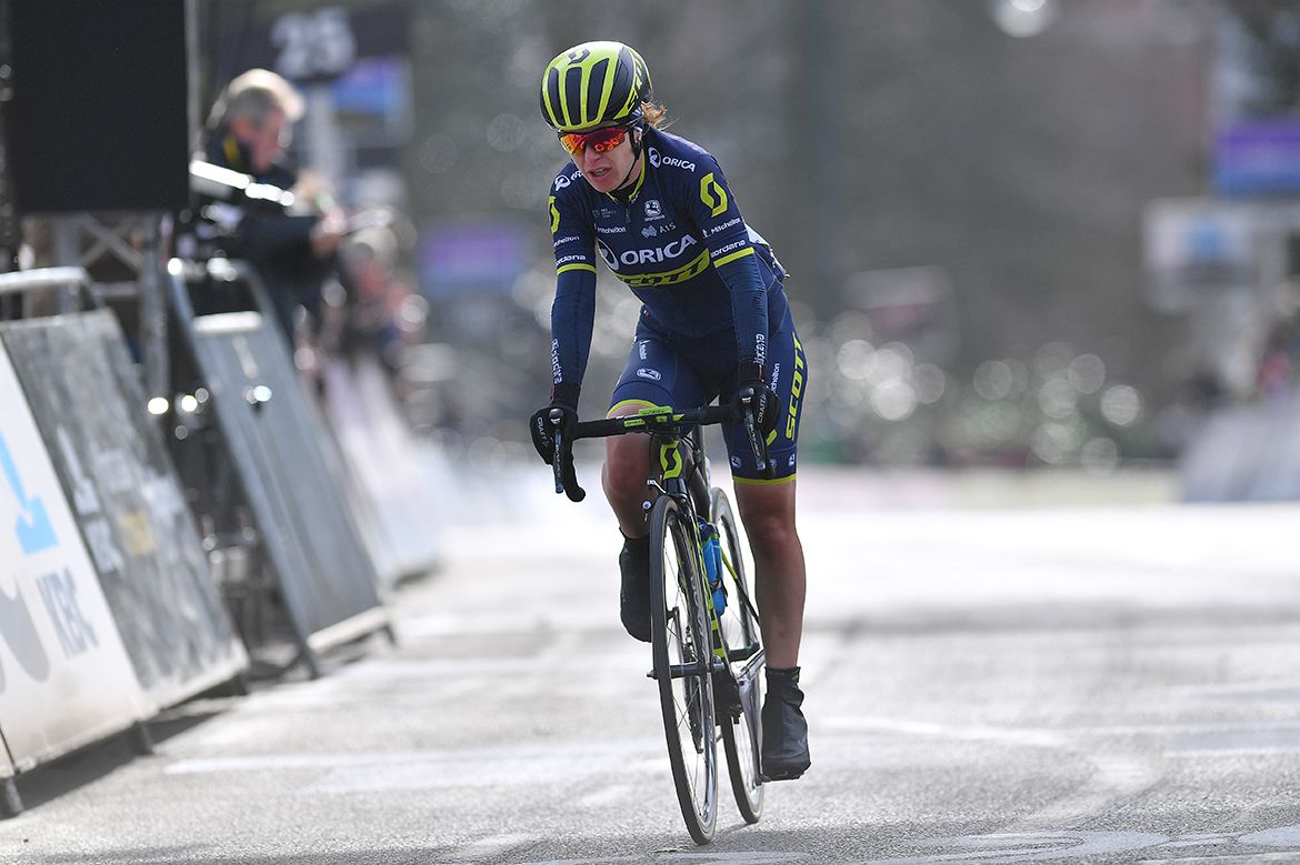 Amanda Spratt was in the front group in the waning kilometres of the Omloop Het Nieuwsblad before falling off the pace.