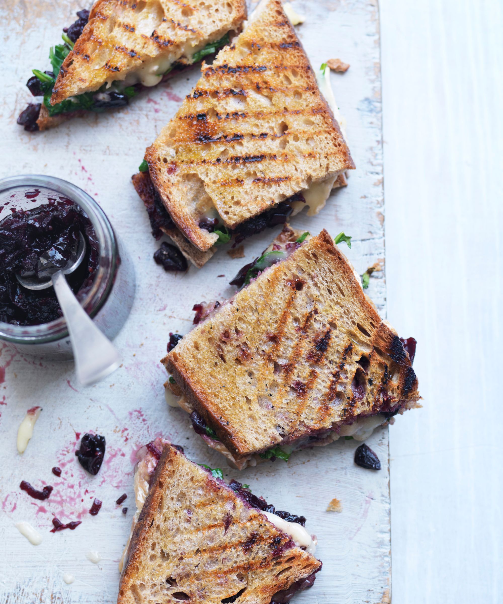 Brie and cherry chutney toasties