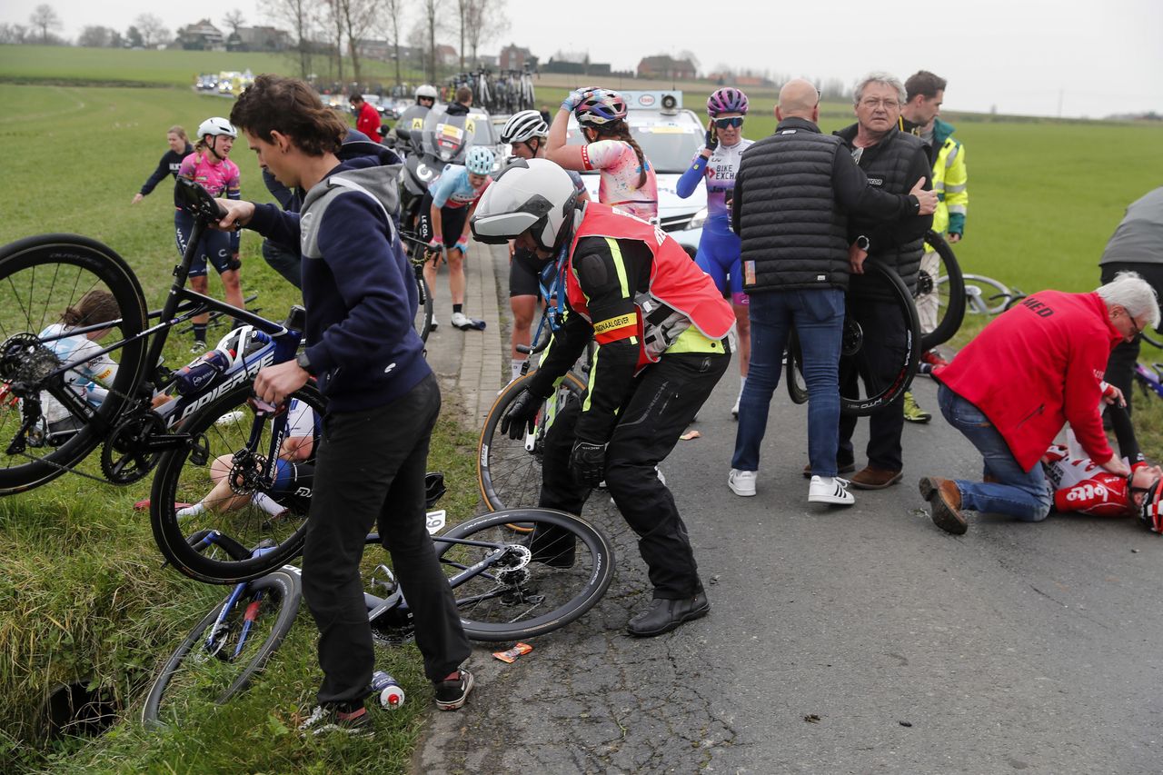 Danilith Nokere Koerse Women 2022 - 3th Edition -
Deinze - Nokere 125,9 km - 16/03/2022 - Crash - Peloton - photo Rafa Gomez/SprintCyclingAgency&Acirc;&copy;2022