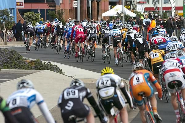 The chasing peloton snake their way around the streets of Burnie during stage five.