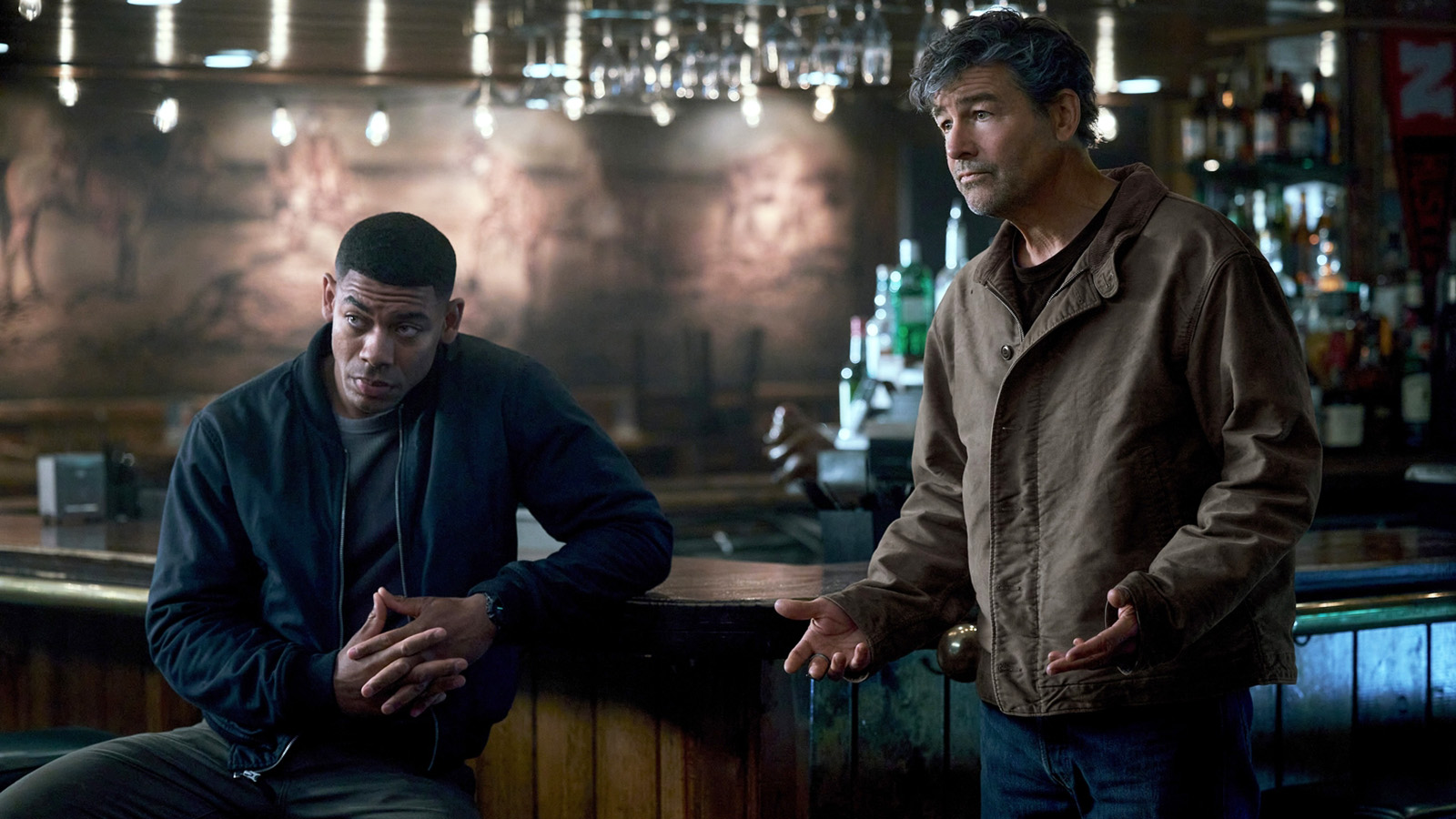 John Stewart sitting and Hal Jordan standing in a bar in Lanterns