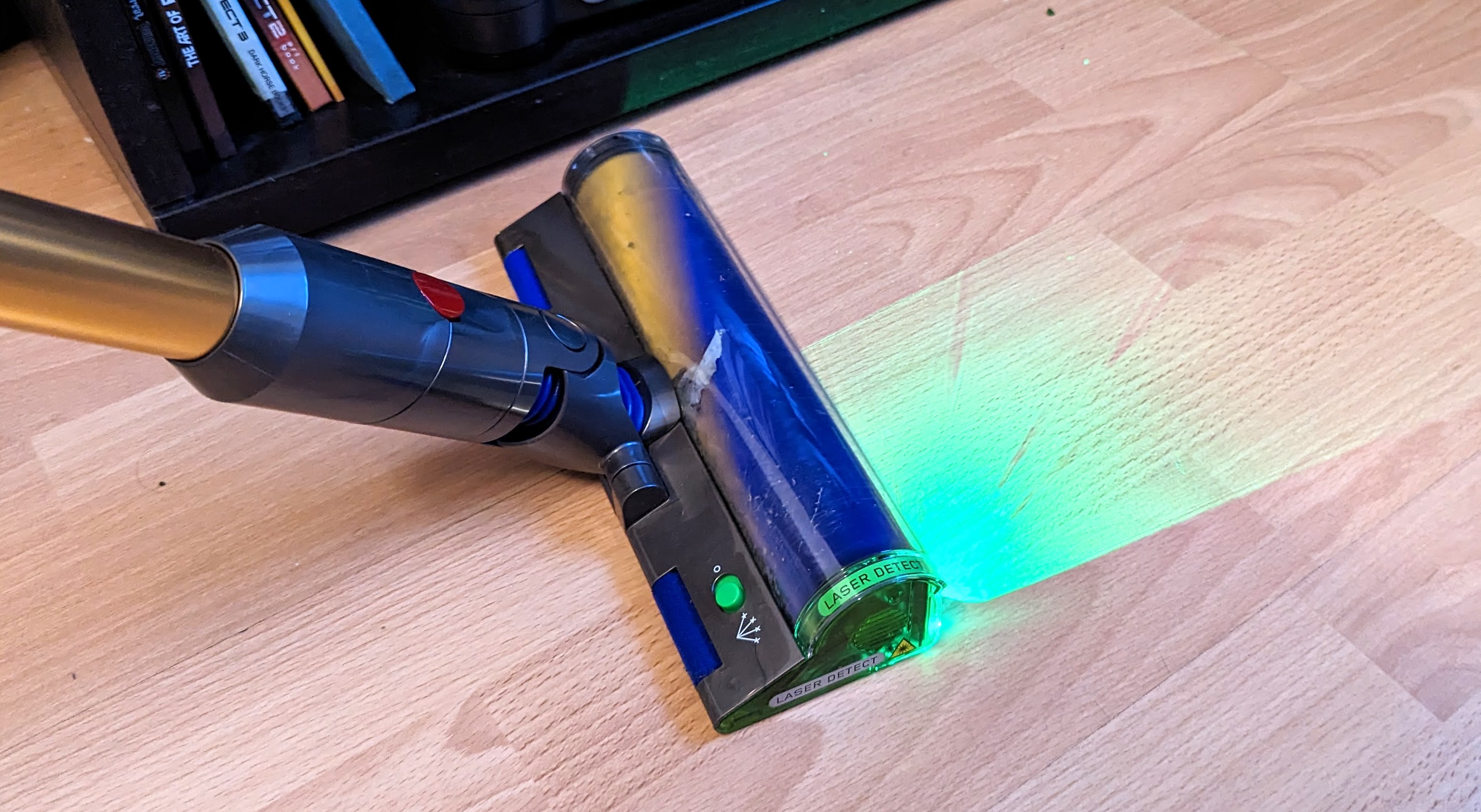 una imagen de la luz láser Dyson V12 Detect Slim