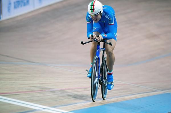 Loris Paoli (Italy) en route to silver in the men's kilo.