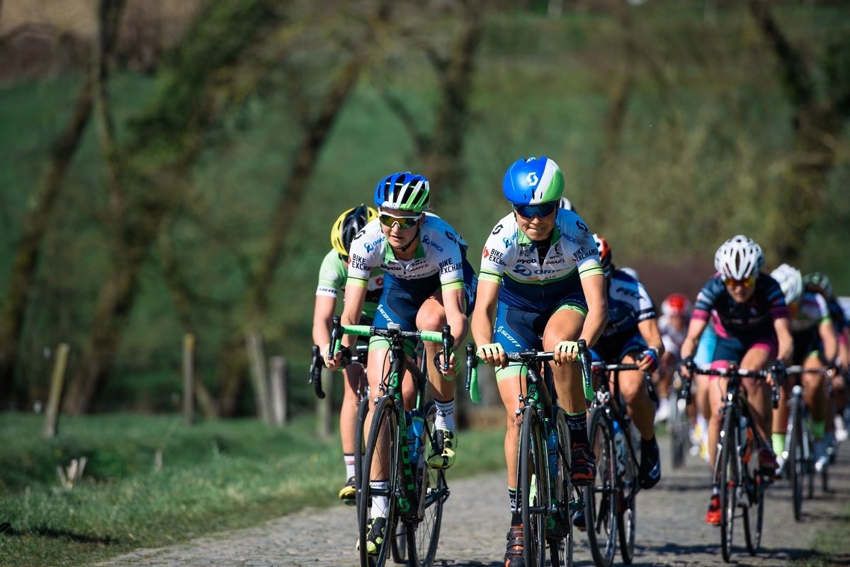 Lizzie Williams (Orica-AIS) drives the pace