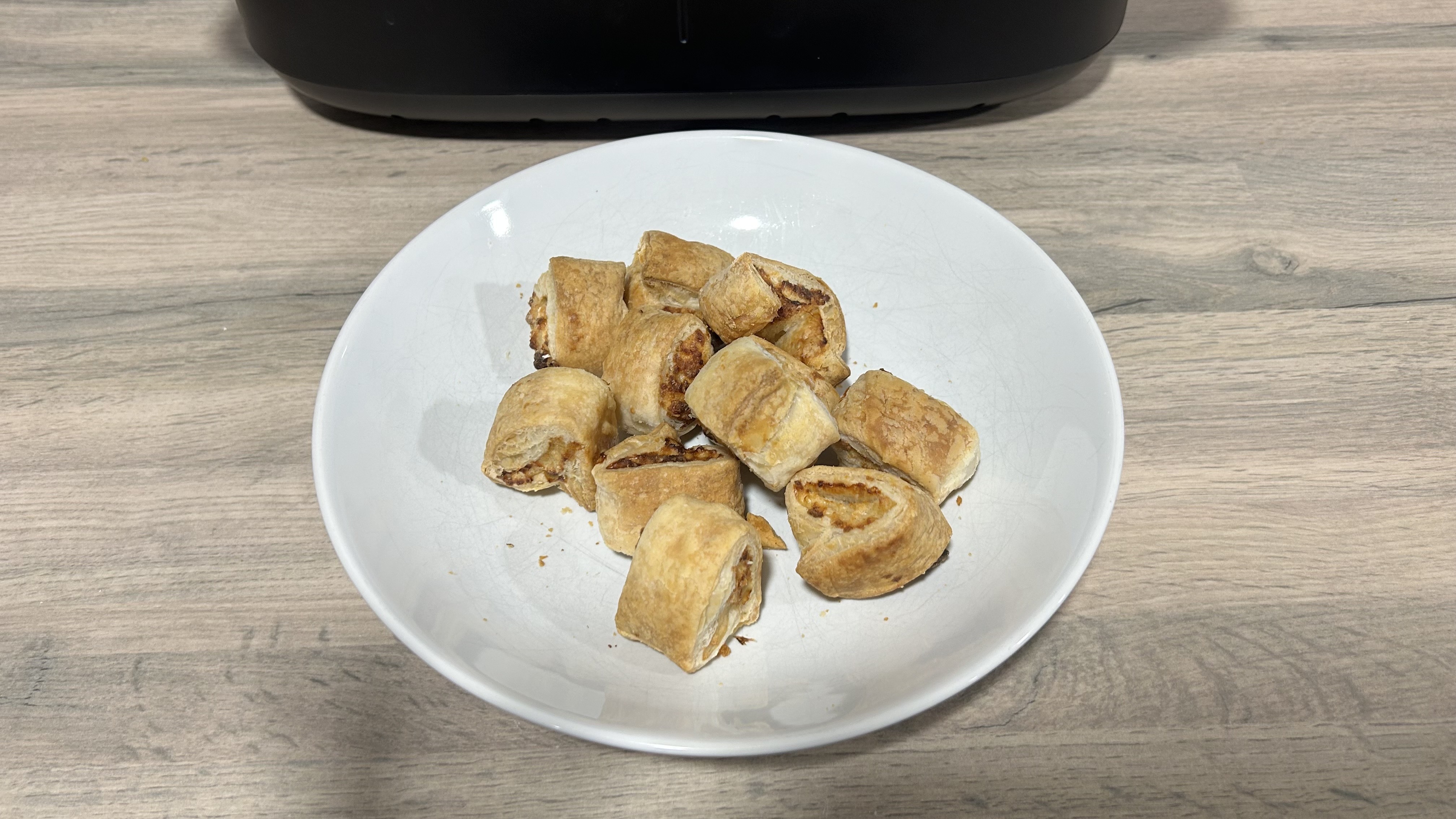 Image of sausage rolls cooked in the Philips 1000 Series FlexDrawer Air Fryer.