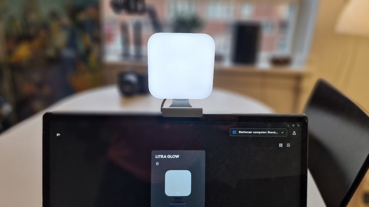 Logitech Litra Glow monteret på en bærbar computer med lyset tændt
