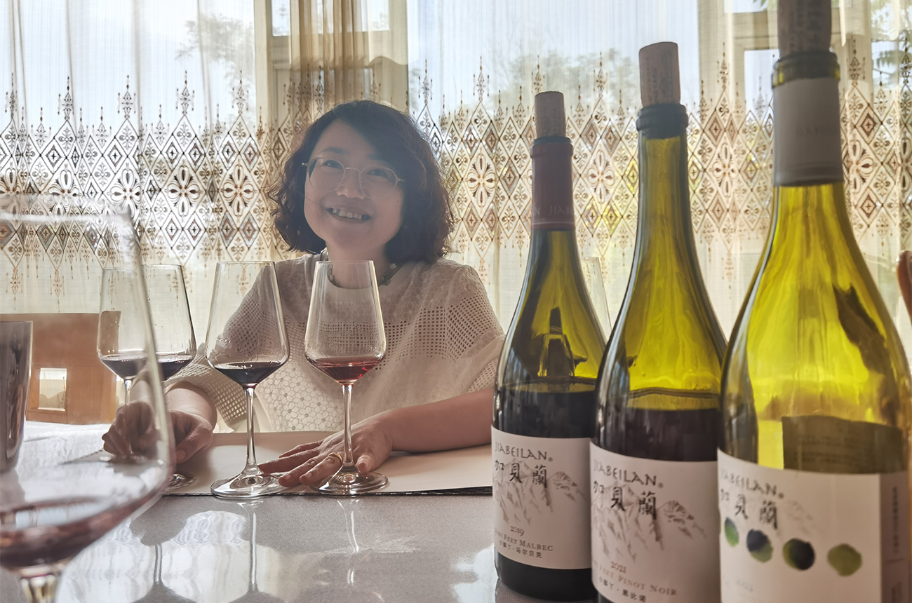 Winemaker-ZHANG-Jing-at-Helan-Qingxue-credit-SW.jpg