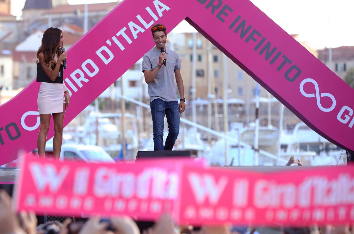 Fabio Aru speaks to the crowd