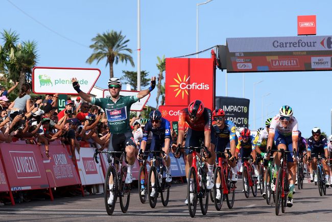 Kaden Groves batte Filippo Ganna sul traguardo di Burriana (foto Alexander Hassenstein / Getty Images)