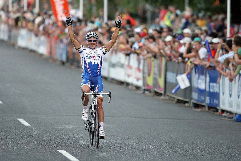 Robbie McEwan enjoys his victory lap after his 2009 Down Under Classic criterium win
