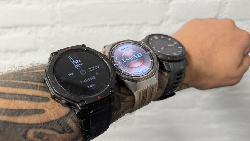 Drie horloges naast elkaar op een arm met een tattoo