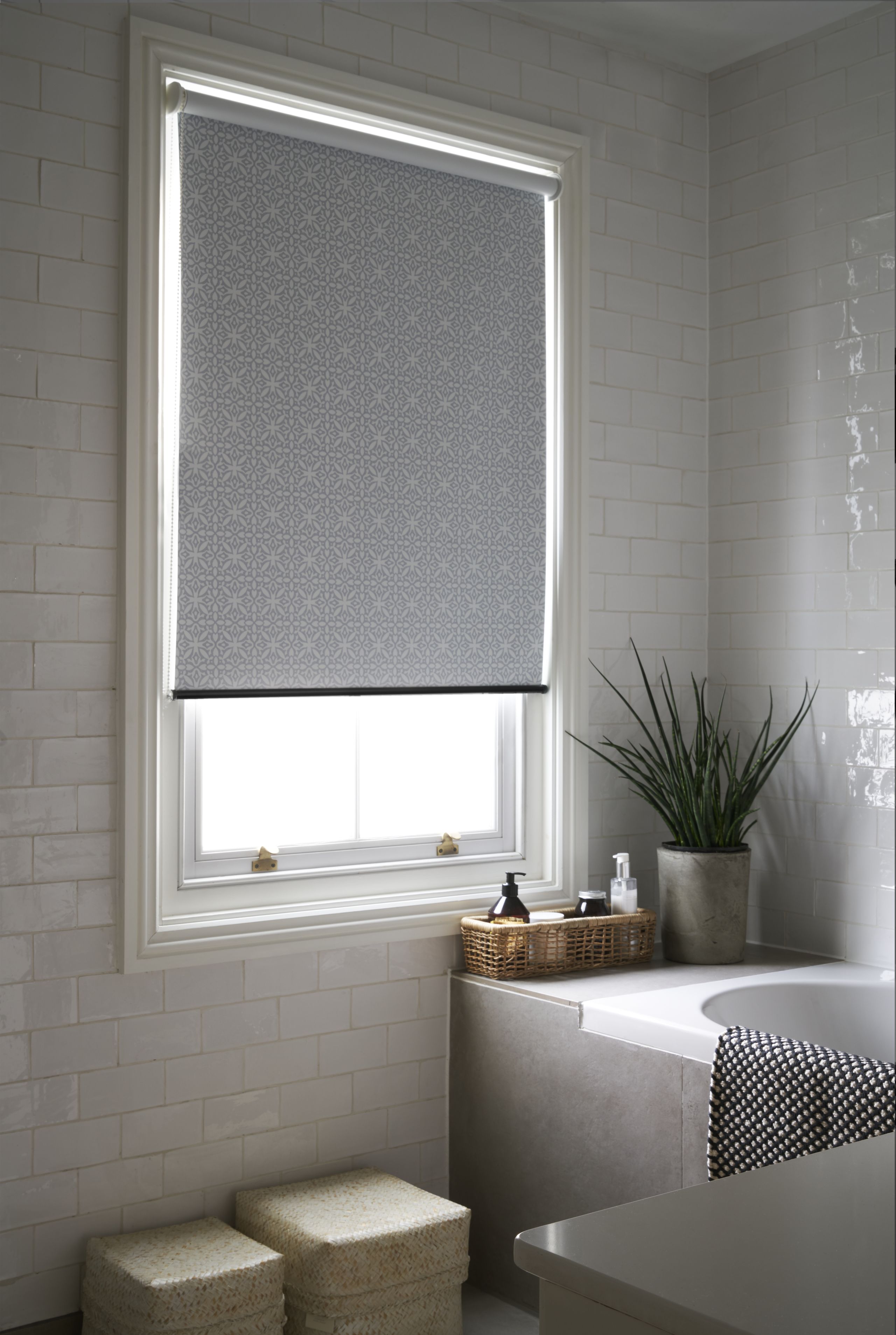 Marokkaanse print black-out blind in een kleine badkamer