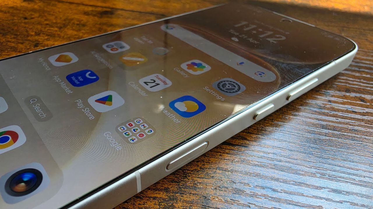 The Honor 600 on a desk
