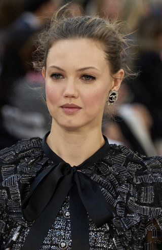 model at Chanel SS25 wearing rosy pink blush makeup