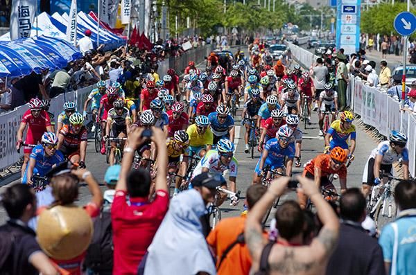 It's all over for another year in Hainan and Valentin Iglinskiy (centre in yellow) of Astana is the champion again.
