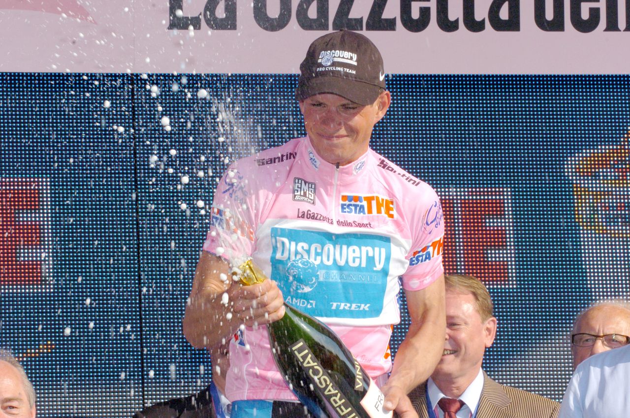 Paolo Savoldelli in pink after beating Bradley McGee to the 6.2km prologue victory in Seraing in 2006