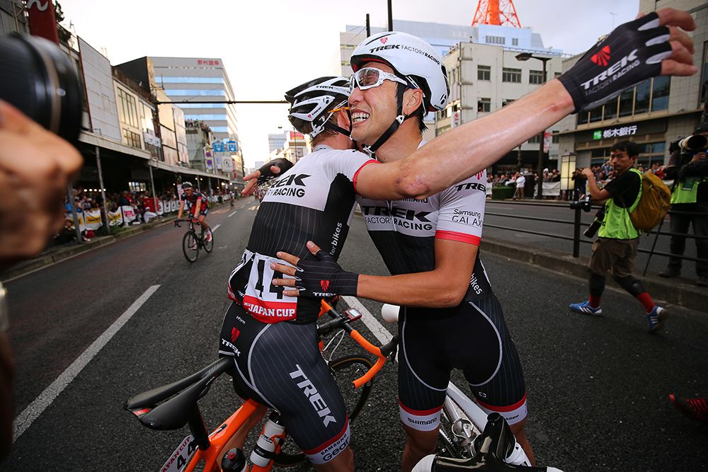 Fumiyuki Beppu is congratulated by a teammame