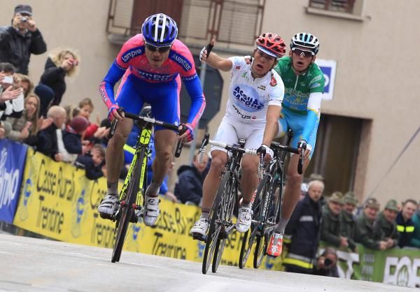 Damiano Cunego (Lampre-ISD) beats Carlos Betancur (Acqua&amp;Sapone).