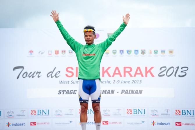 Zamri Saleh (Terengganu Cycling Team) got the green points classification leader's jersey after stage 6