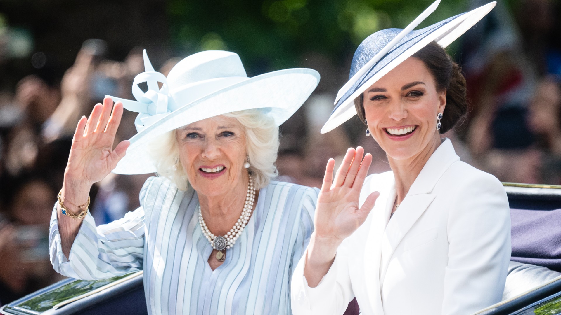 Camilla, vévodkyně z Cornwallu a Catherine, vévodkyně z Cambridge cestují kočárem v Trooping the Color