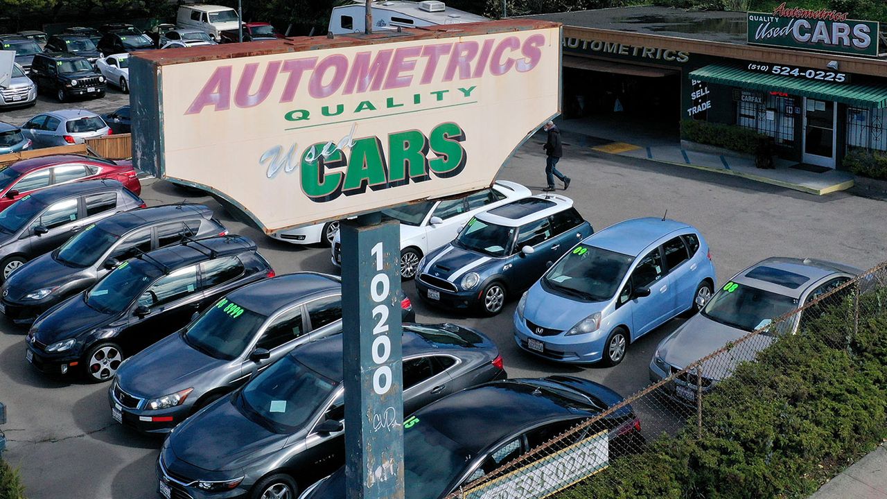 Second-hand car dealer in America