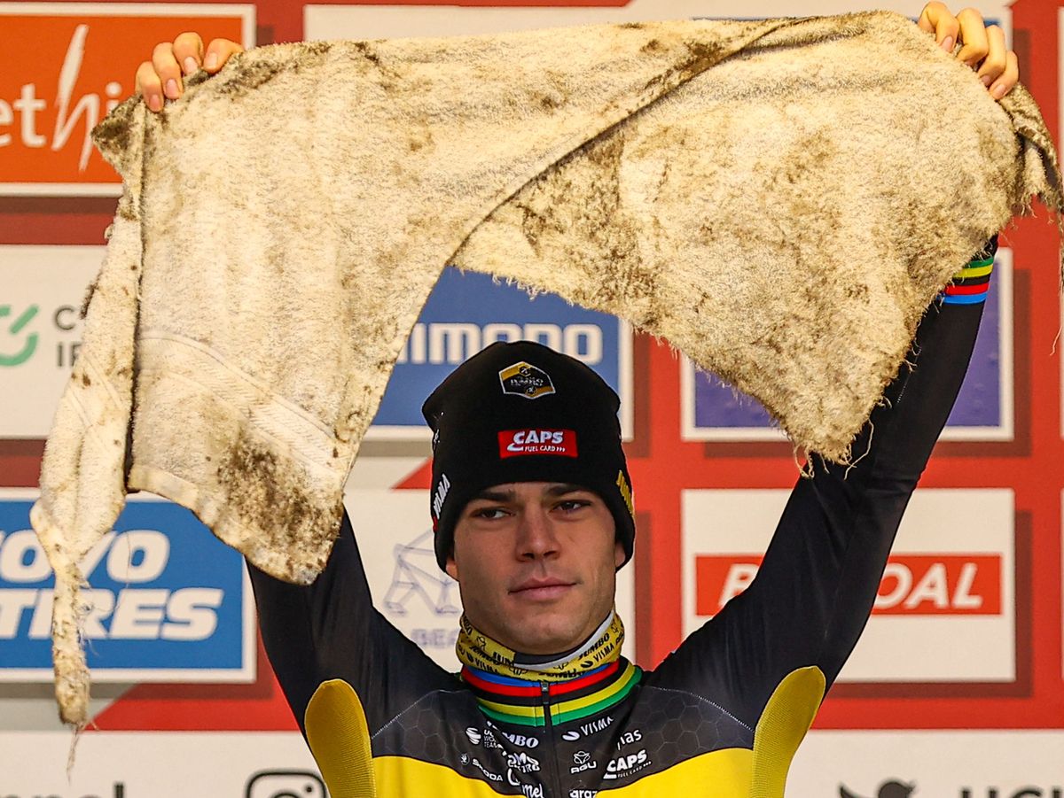 Wout van Aert shows of the mechanic&#039;s towel that fell into his gears and almost wrecked his race at the Dublin cyclocross World Cup 