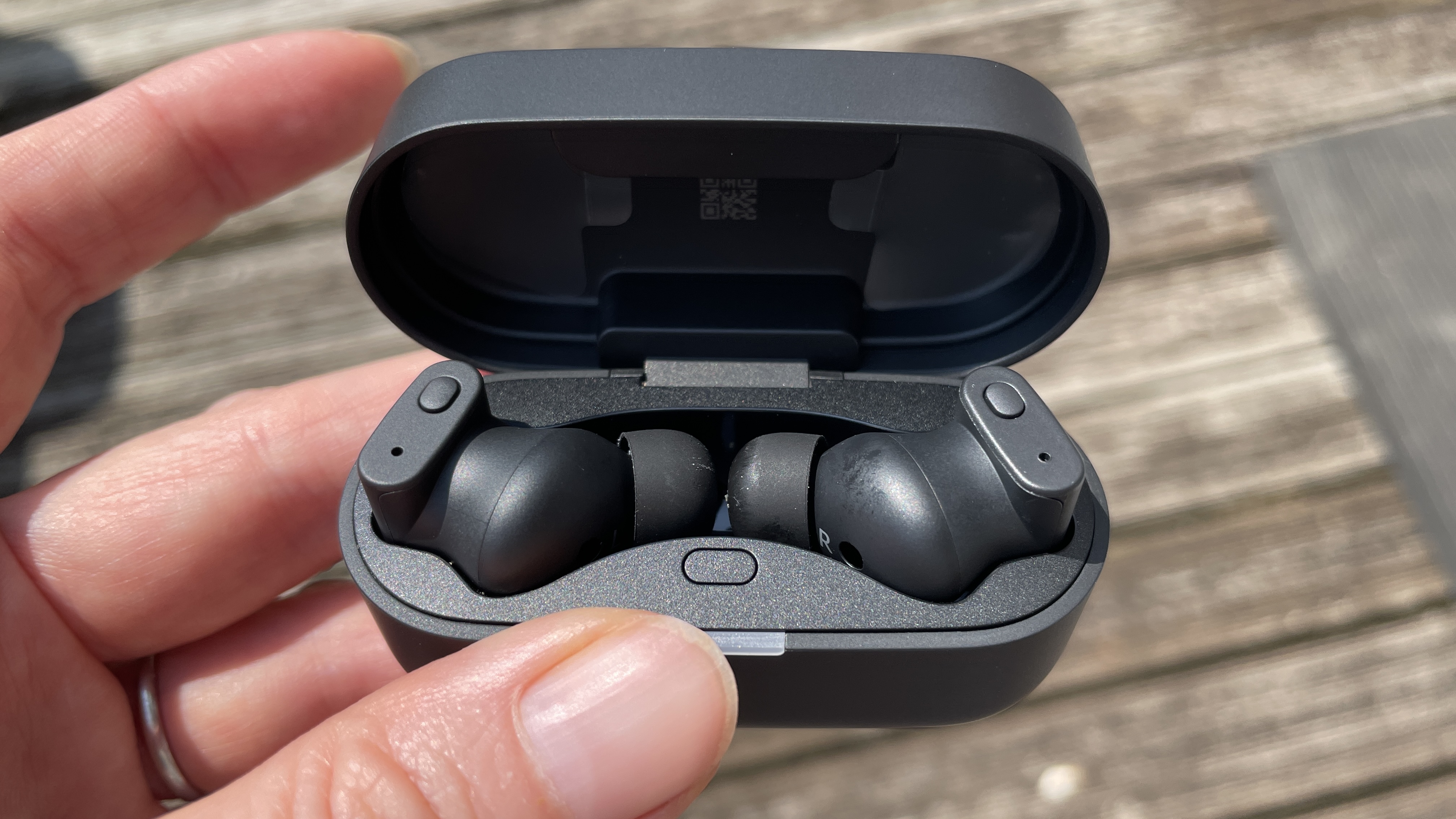 Status Audio Pro X GoldenSound, próximo ao AirPos ou portátil, apresentando detalhes dourados