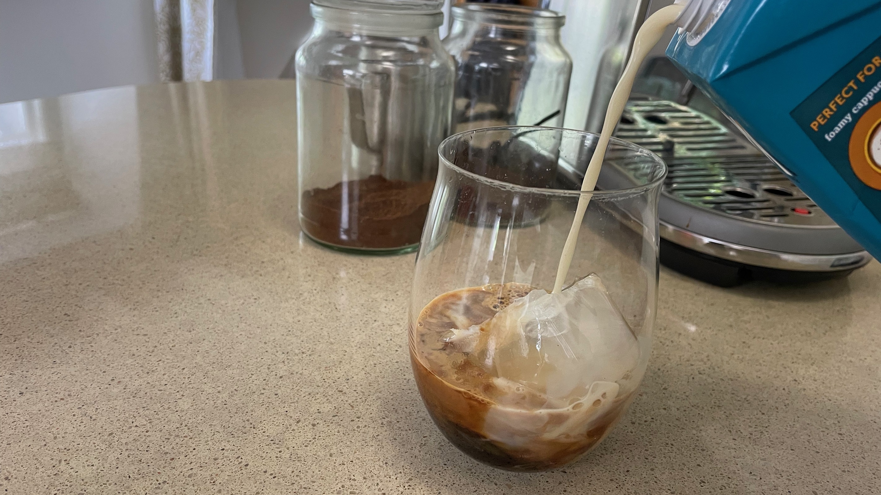 how to make iced coffee by pouring milk over ice and coffee