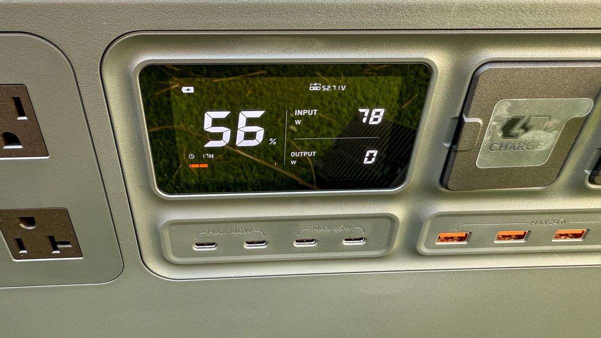 DJI Power 2000 - display with solar input