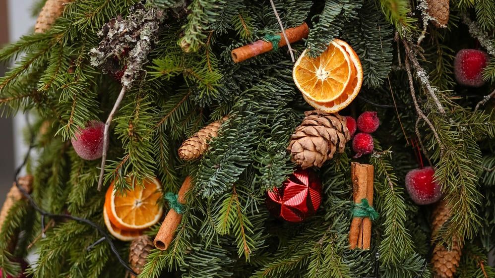 5 festive ways to decorate a Christmas tree Tom's Guide
