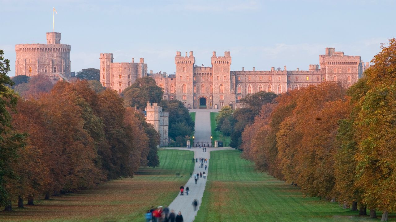 windsor_castle_at_sunset_-_nov_2006.jpg