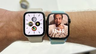 Apple Watch SE 2 ja Apple Watch 8 ihmisen ranteessa vierekkäin