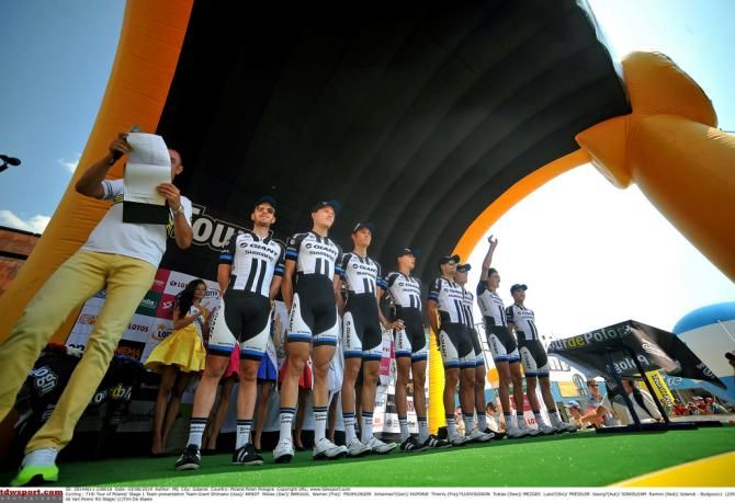 Giant-Shimano at the sign on