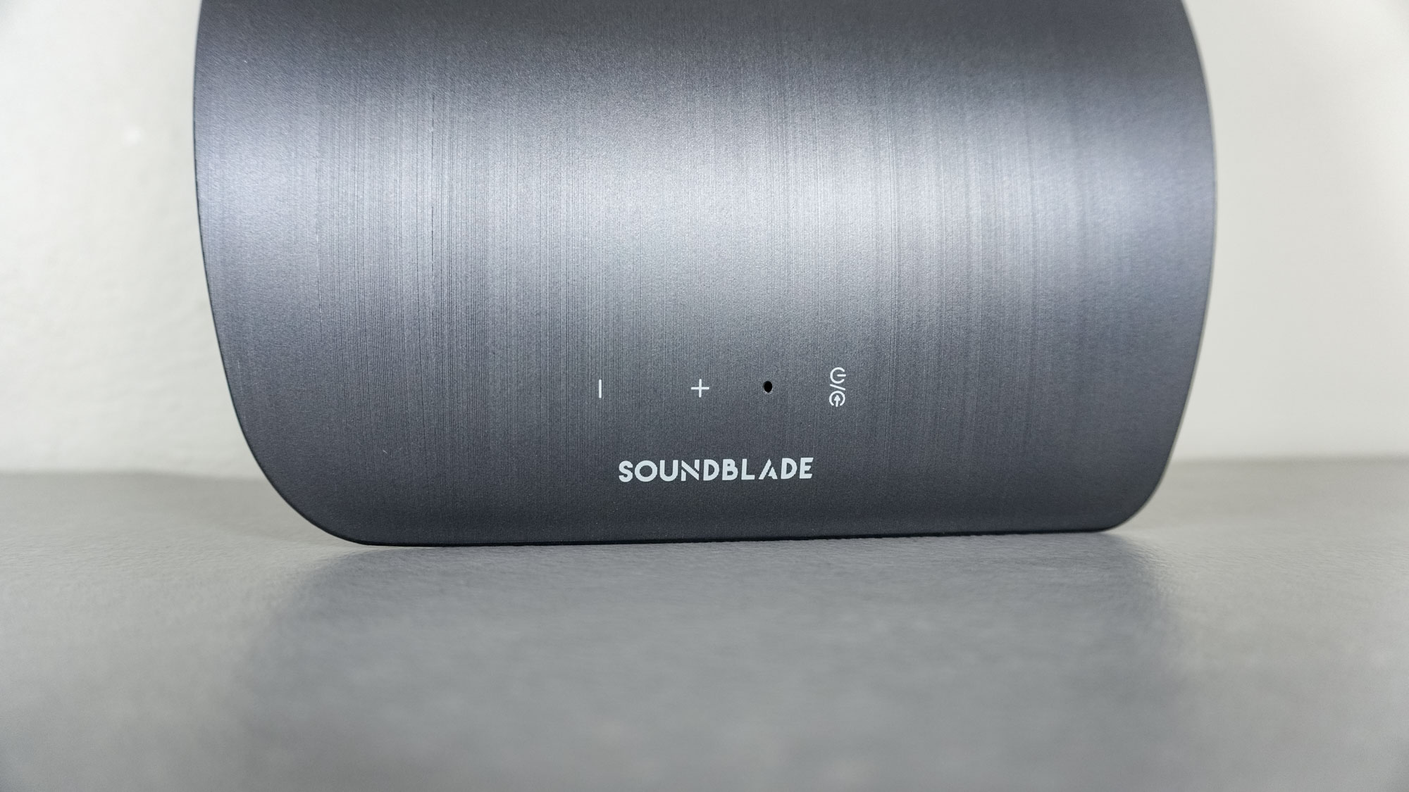 The touch-sensitive buttons on the right side of the BlueAnt Soundblade