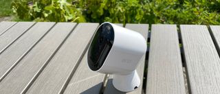Sikkerhetskameraet Arlo Pro 4 på en platting i hagen.