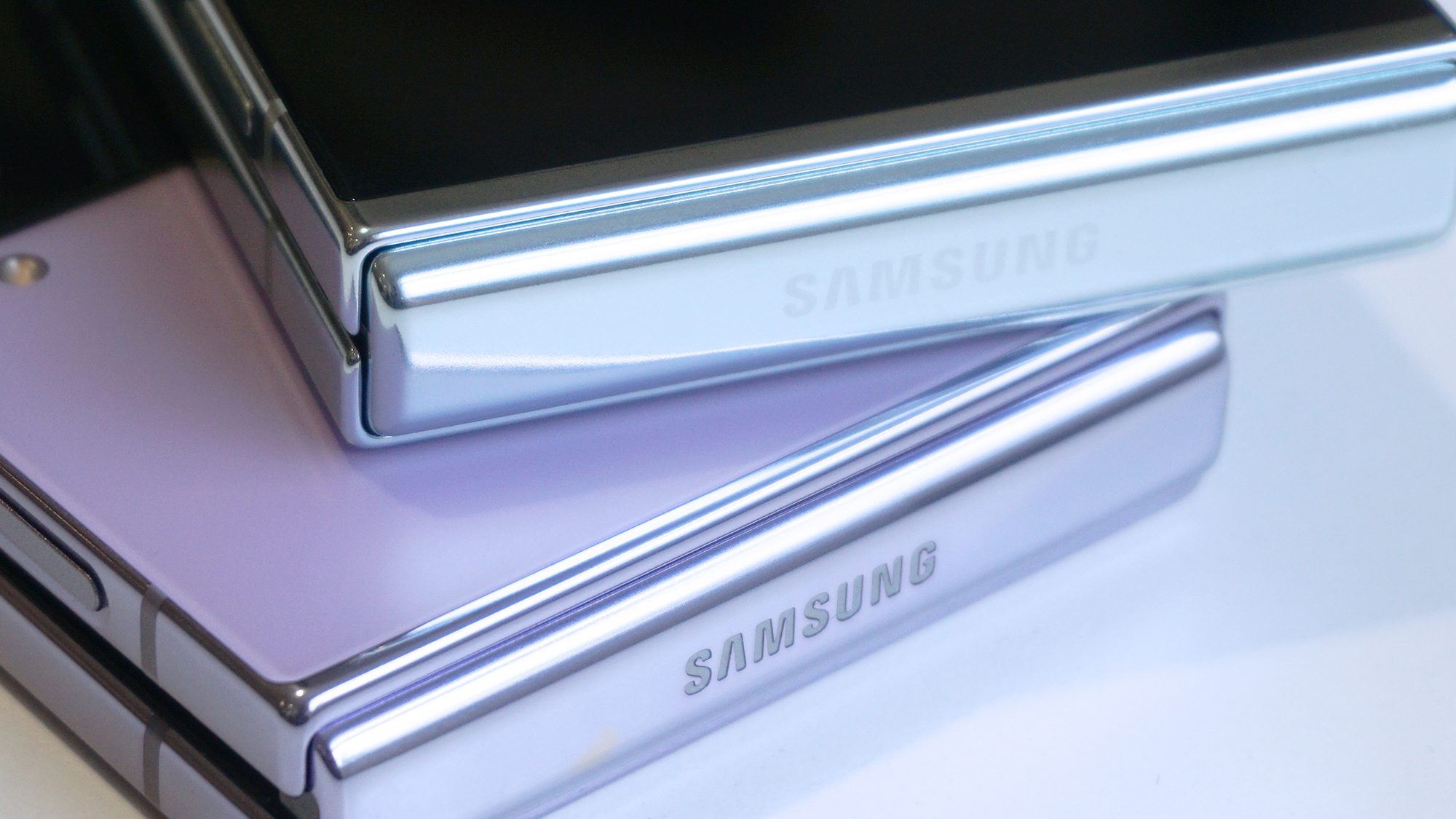 Samsung Galaxy Z Flip 4 vs Samsung Galaxy Z Flip 5 hinge logo closeup