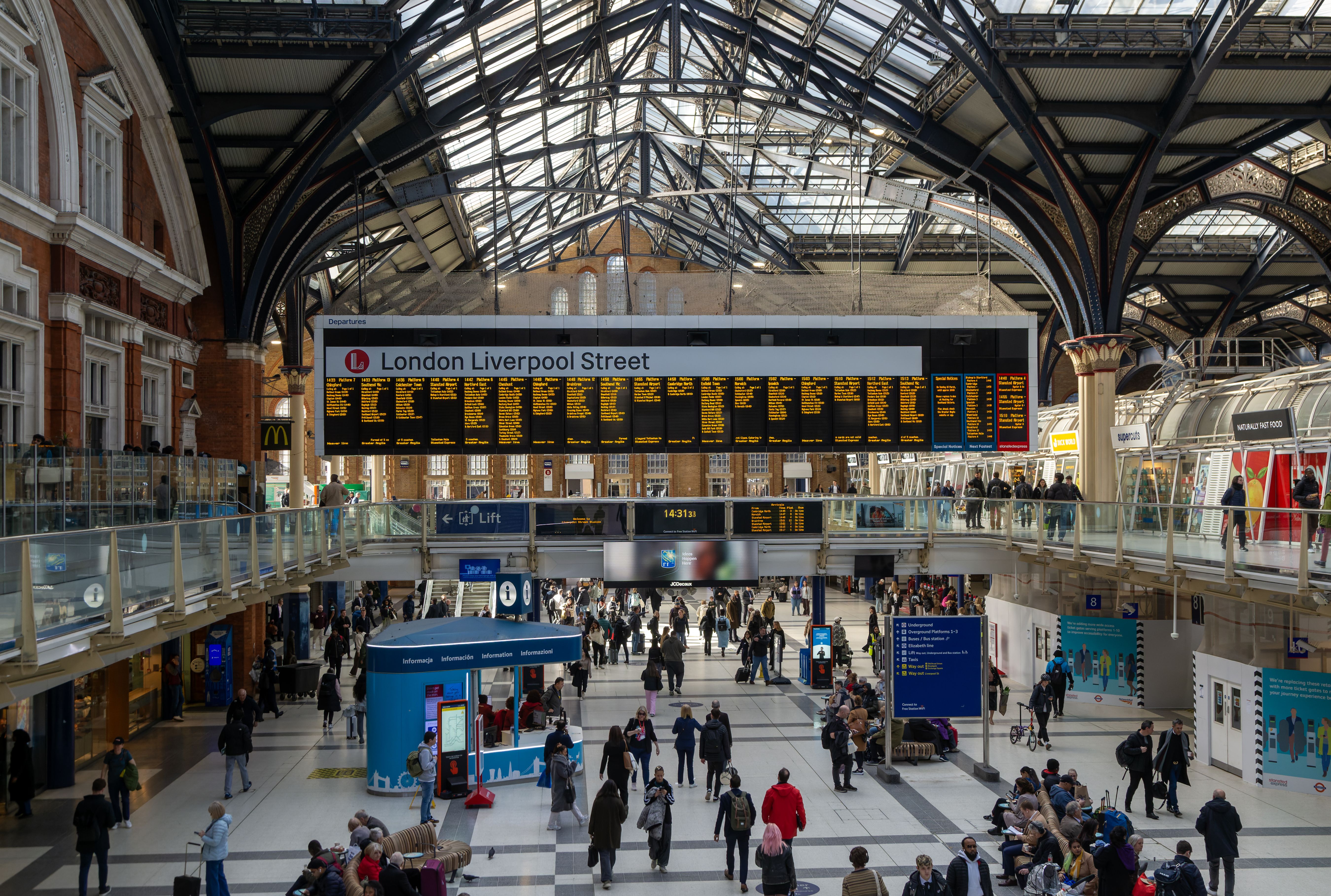 Concourse busy with passengers, Liverpool Street railway station , London, England, UK