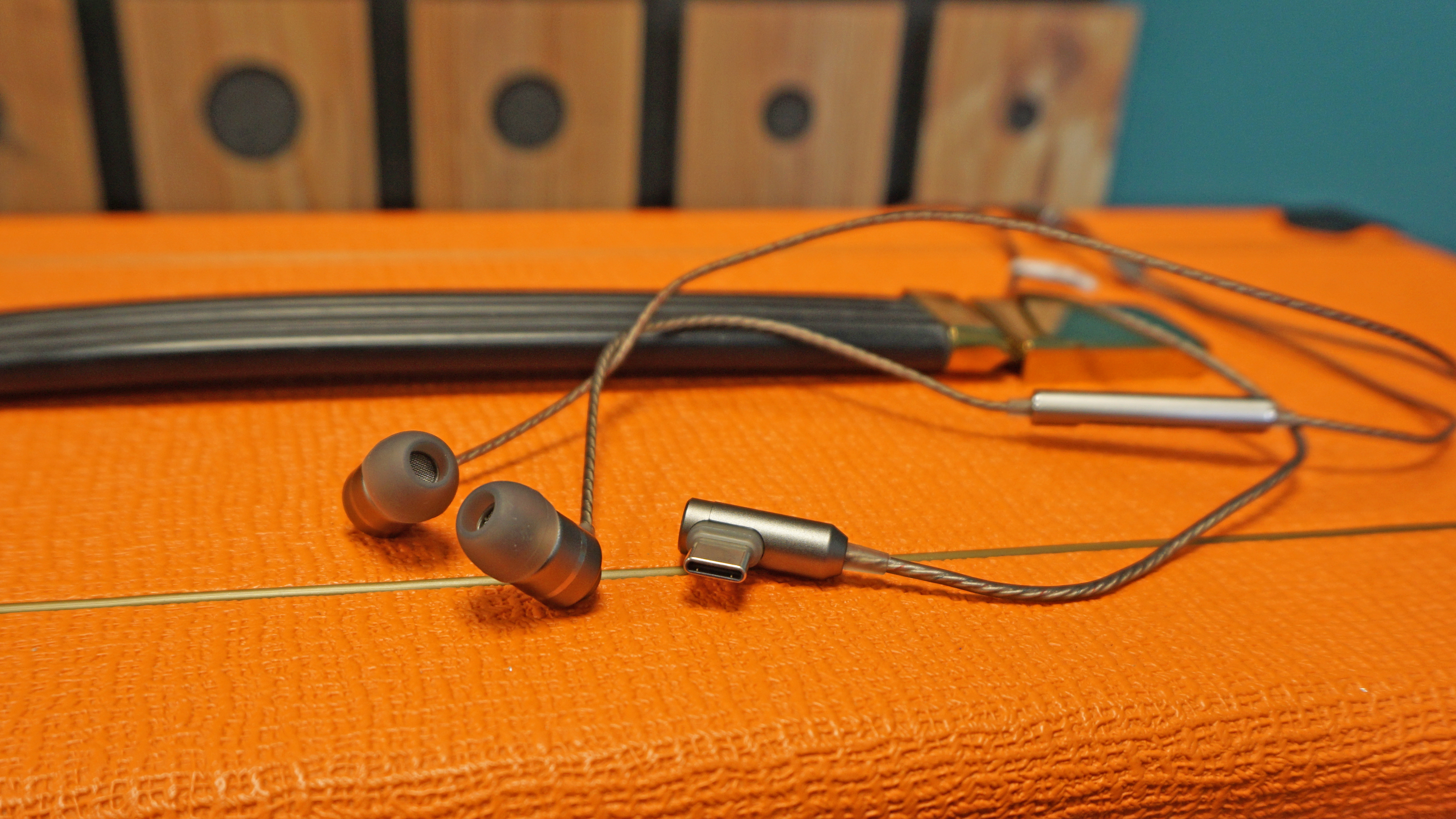 SoundMagic E80D روی آمپر نارنجی قرار داده شده است